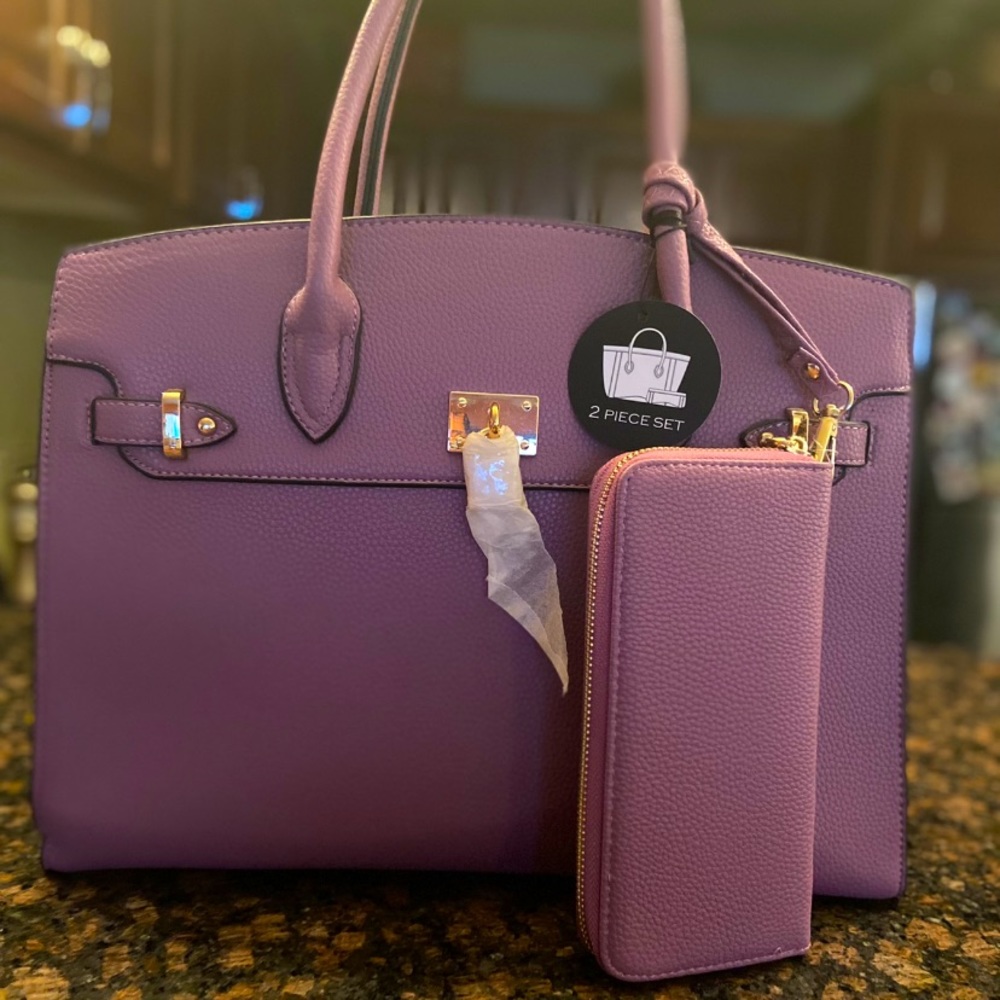 Large tote w/ matching wallet. Great work bag!